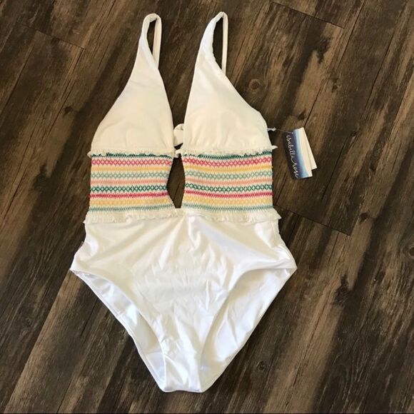 ✨🆕✨ ☀️ 🌊 Isabelle Rose White One Piece Swimsuit 🩱with Accent Crochet 🍭 ✨ - Picture 4 of 14